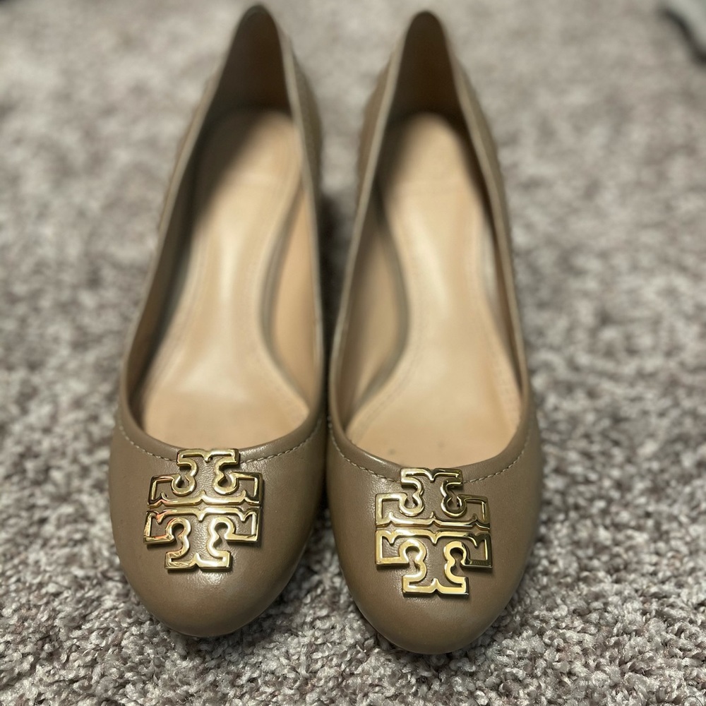 Tory Burch taupe wedge shoe size 6
